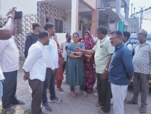 जाम नालियां, सड़कों पर उगी घास और अतिक्रमण! लापरवाही पर महापौर ने स्वच्छता निरीक्षक को लगाई फटकार